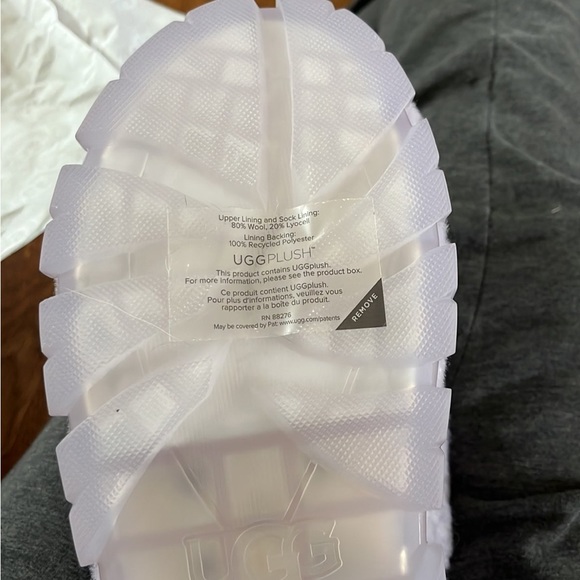 UGG SLIPPERS - NEW - Picture 7 of 8